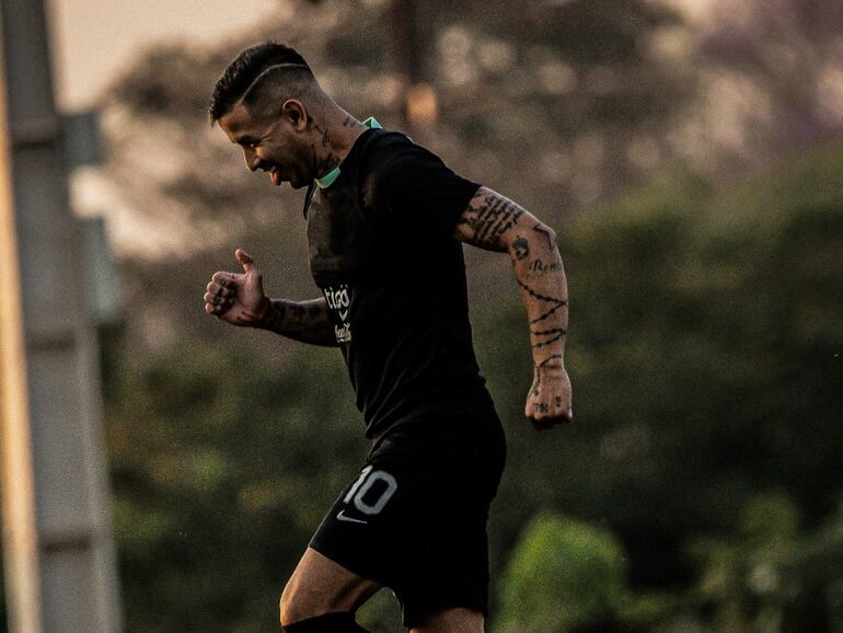 Derlis González, en el último entrenamiento de Olimpia.