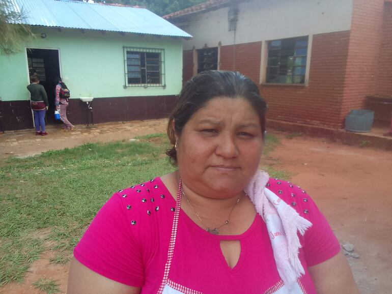 Norma Ortiz, madre de familia de la escuela, dijo que la prioridad de los padres es la reparación del techo de la sede educativa 