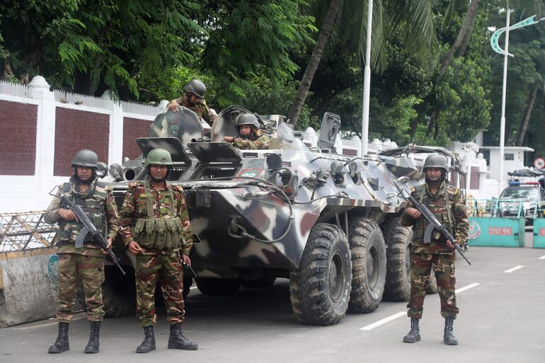 Soldados montan guardia fuera de la residencia presidencial de Bangladés, en Daca, ayer martes.