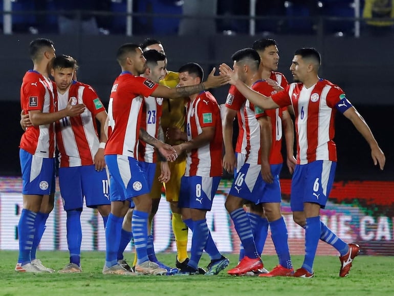 Los jugadores de la selección de Paraguay celebran un triunfo en el partido frente a Venezuela por las Eliminatorias Sudamericanas 2022 en el estadio Defensores del Chaco, en Asunción, Paraguay.