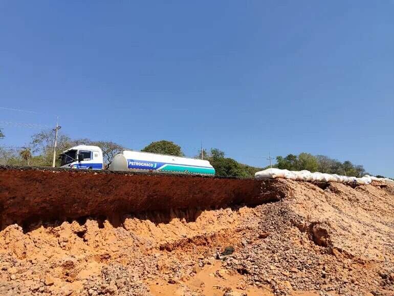 Hace poco el talud erosionó por la falta de protección.