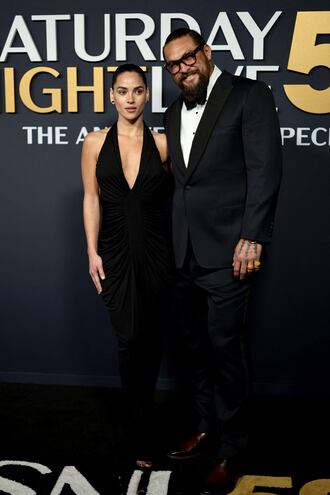 Adria Arjona y Jason Momoa asistieron muy elegantes a SNL50: The Anniversary Special, el 16 de febrero de 2025 en la ciudad de Nueva York.