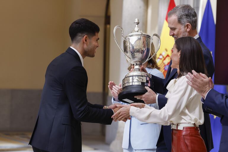 Emotivo momento. El joven tenista Carlos Alcaraz recibiendo de manos del rey de España el Premio Rey Felipe al Mejor Deportista Español del Año. (EFE/ Javier Lizón)
