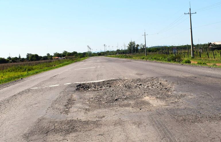 Uno de los peligros buracos de la PY01 en el tramo que une Paraguarí con Quiindy.