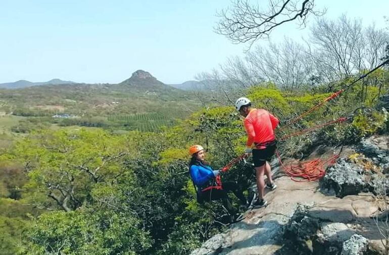 La eco reserva Mbatovi, los cerros Santo Tomás, son los más visitados para practicar tirolesa y rapel.