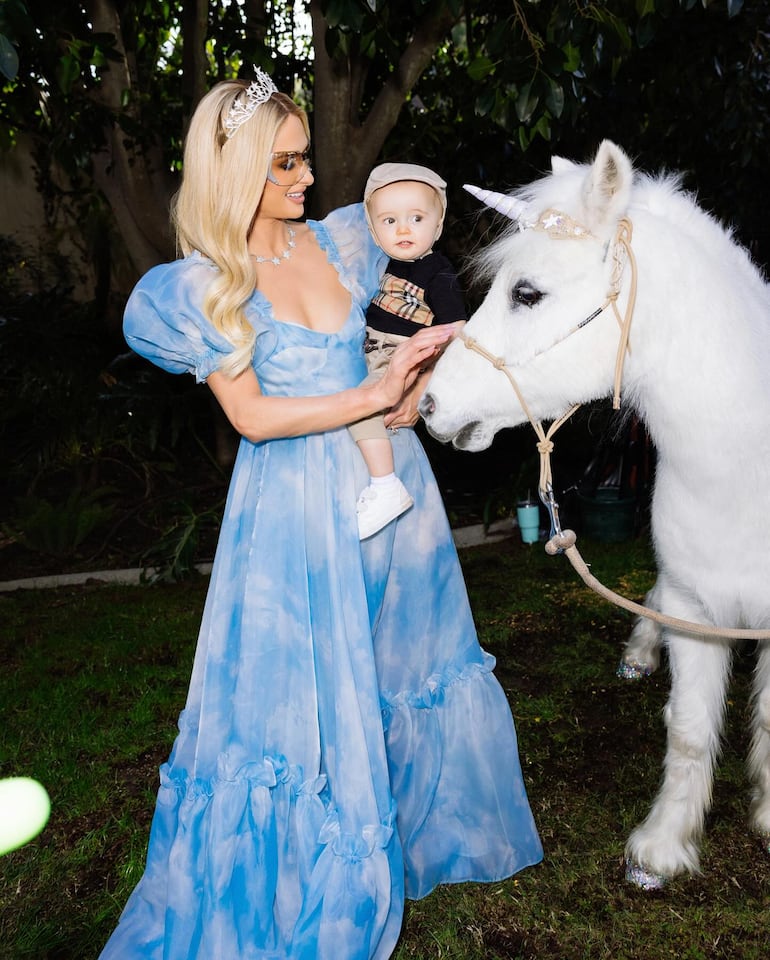 Paris Hilton y Phoenix en la fiesta de cumpleaños del famoso bebé. (Instagram/Paris Hilton)