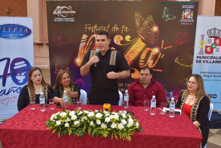 El Intendente municipal, Magín Benítez (PLRA), junto a la comisión organizadora durante el lanzamiento del Festival de la Raza.