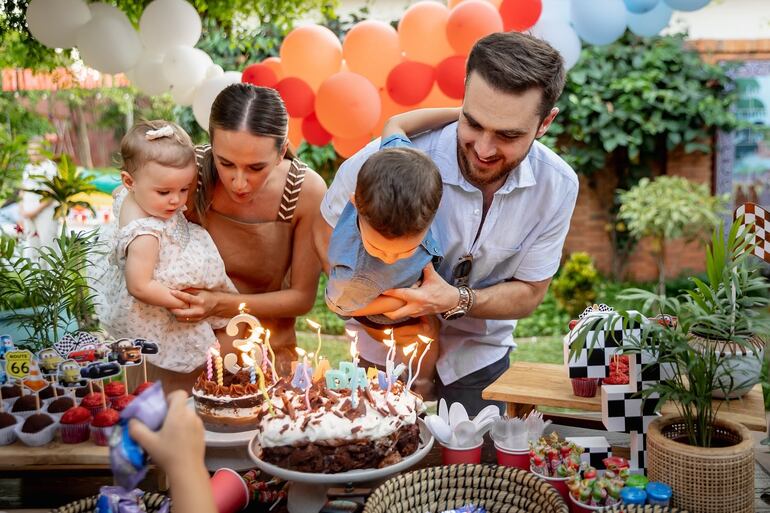 ¡Bella postal familiar! Cruz apagando las velitas de la torta de cumpleaños con sus papis Iván Zavala y Paulina Angulo, y su hermanita Mila.