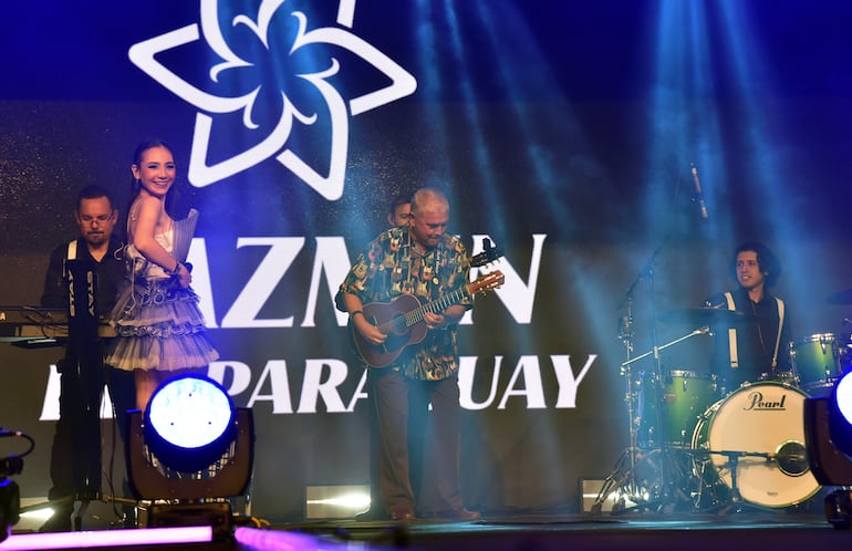 Jazmín del Paraguay junto a Juan Cancio Barreto, durante una de las presentaciones de la noche.