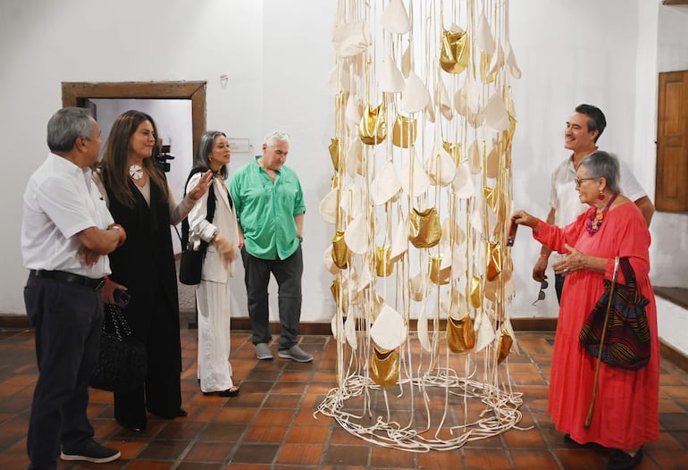 Personas observan una de las instalaciones de Claudia Casarino que forman parte de la muestra "La faena de habitar un contorno", que se habilitó en la Casa Castelví de la Manzana de la Rivera.