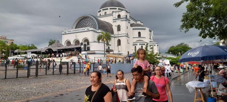 Fieles, llegando a la Basílica de Caacupé esta mañana. 