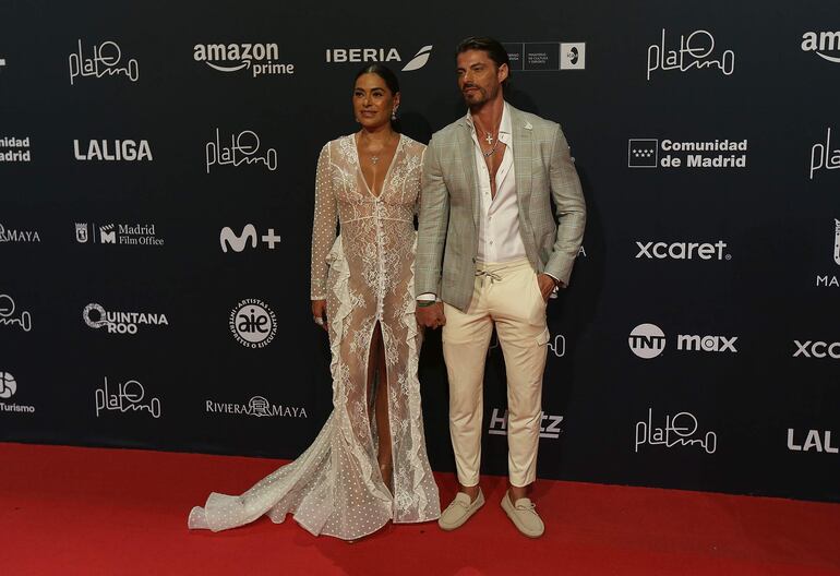 La conductora mexicana Galilea Montijo y su novio Isaac Moreno llegaron juntitos y con prendas en juego a la gala de los Premios Platino. (EFE/Alonso Cupul)
