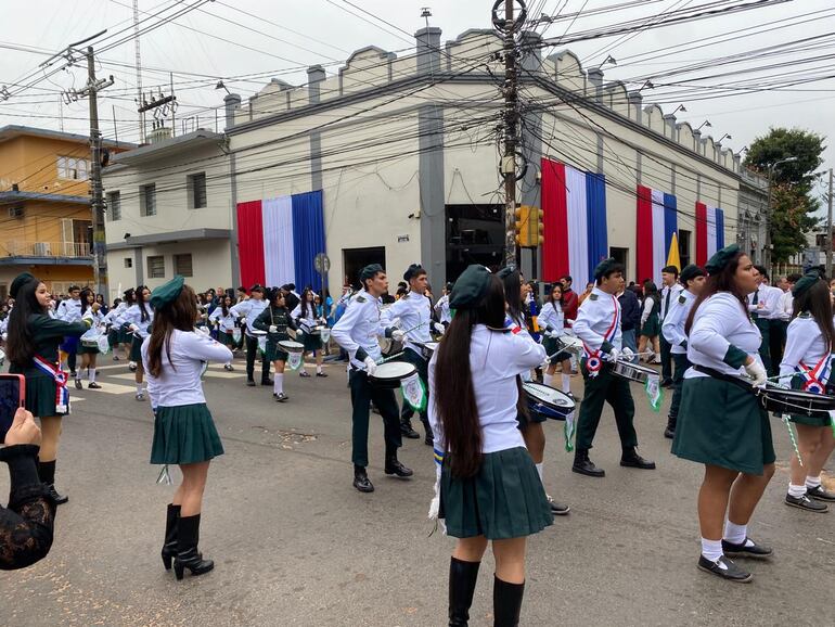 Imágenes del tradicional desfile estudiantil en la ciudad de Luque celebró con fervor el Día de la Patria y la Madre, con un día de retraso a raíz de los pronósticos de lluvia.