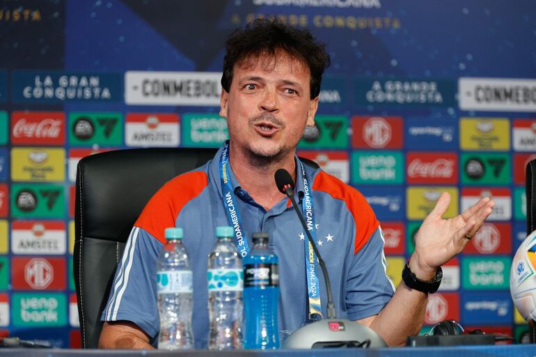 El brasileño Fernando Diniz, entrenador de Cruzeiro, en la conferencia previa a la final de la Copa Sudamericana 2024 en La Nueva Olla, en Asunción, 