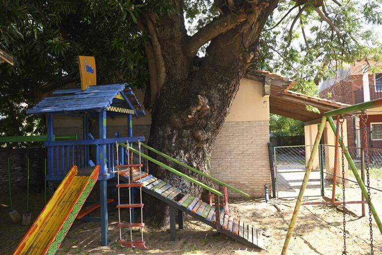 Una triste imagen con el parque de los niños del nivel Inicial clausurado por las termitas y el riesgo de derrumbe.