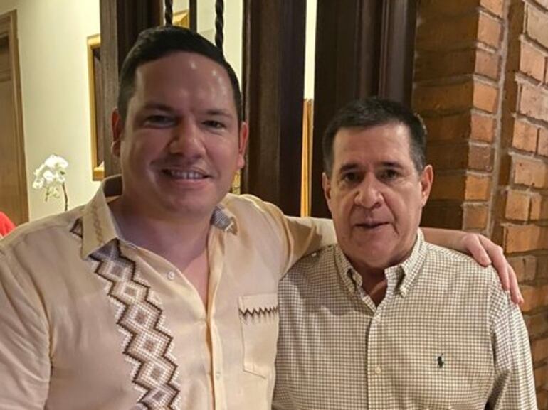 El diputado y miembro del JEM, Alejandro Aguilera junto a Horacio Cartes, esta tarde.