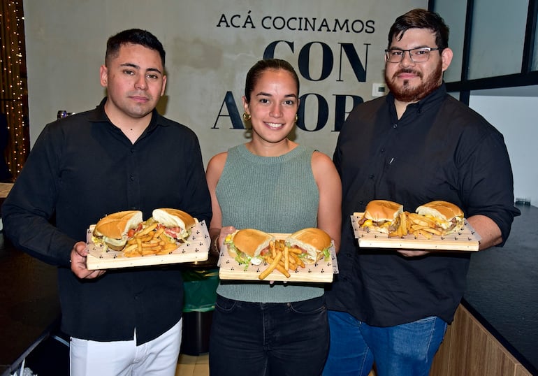 Richard Giménez, auditor de la marca; Joyce Duré, jefa de Marketing del Shopping Mariscal, y Miguel Pintos, administrador de la marca.