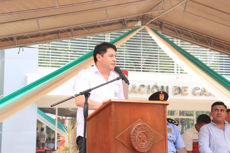 Crisitan Acosta, gobernador de Caazapá, durante la entrega simbolica de las patrulleras.