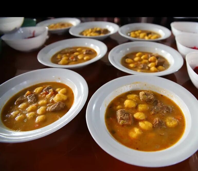 El primer plato de comida que recibieron los estudiantes en el marco del plan de "Hambre cero" en las escuelas.