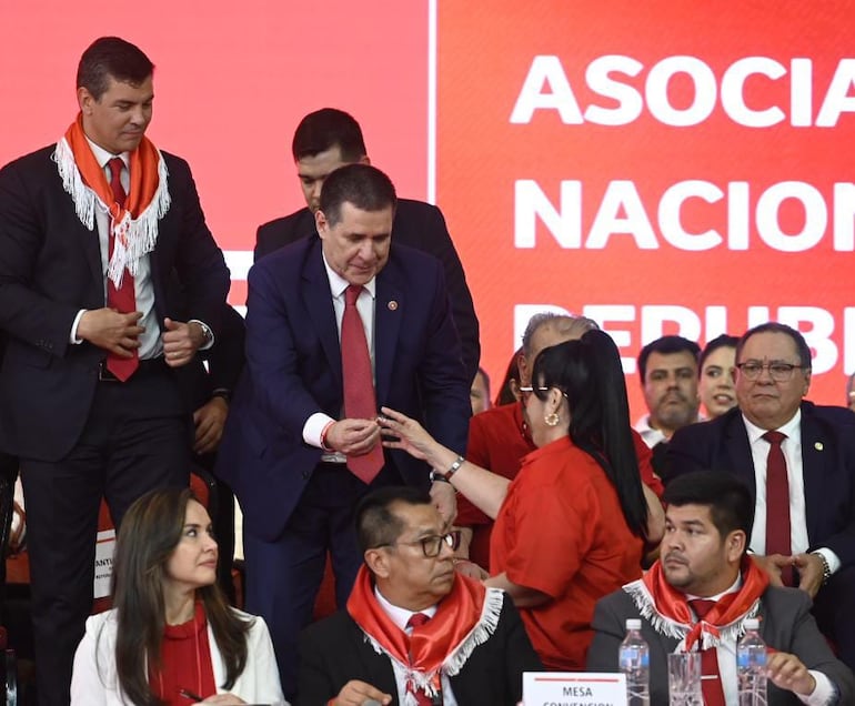 Norma Aquino recibió el "pin" del Partido Colorado de la mano de Horacio Cartes.