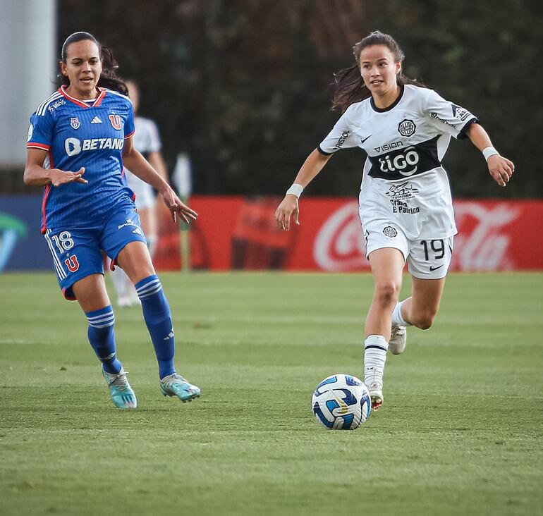 Yanina Magalí González (18 años), en acción durante el partido de ayer entre Olimpia y Universidad de Chile, en Bogotá.