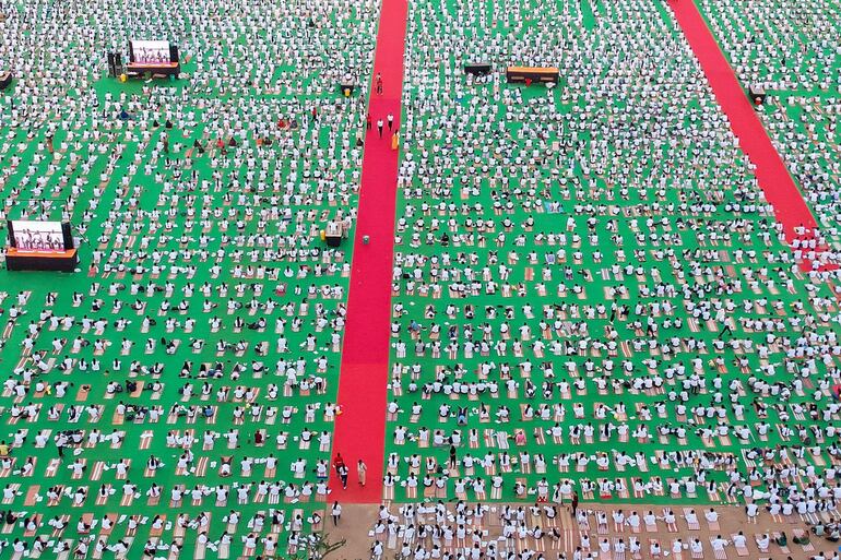 Foto área de la sesión masiva de yoga por el Día Internacional del Yoga en Jabalpur.