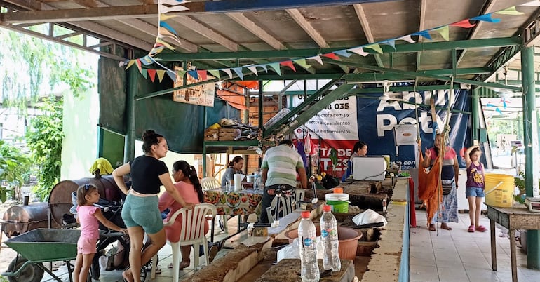 personas en una pescadería