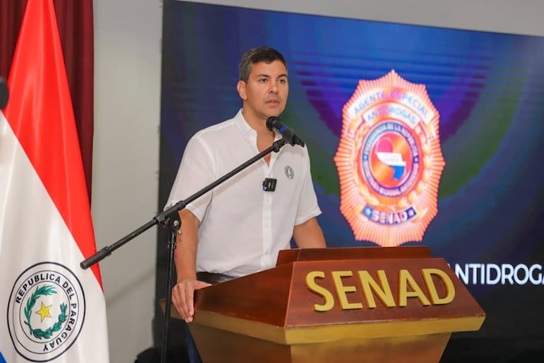 Santiago Peña en acto de condecoración a agentes de la SENAD.