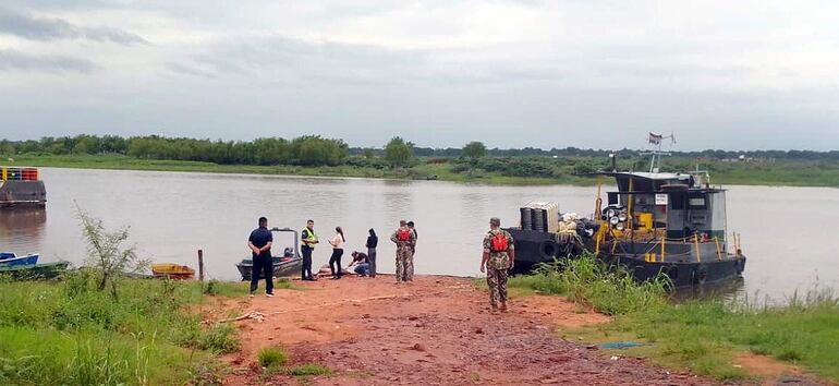 Los intervinientes proceden a inspeccionar el cuerpo del hombre hallado en aguas del río Paraguay, en la zona de San Antonio.