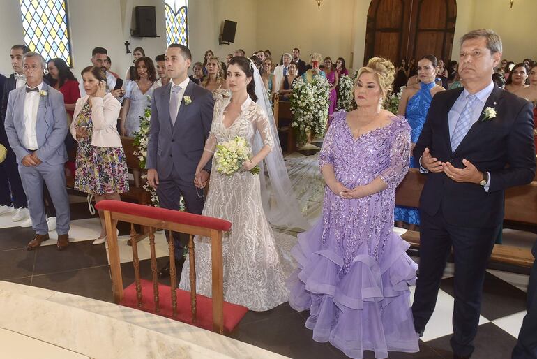 Fueron padrinos Thierry y Sylvie Rech; Carmen Candia y Rodolfo Colmán.