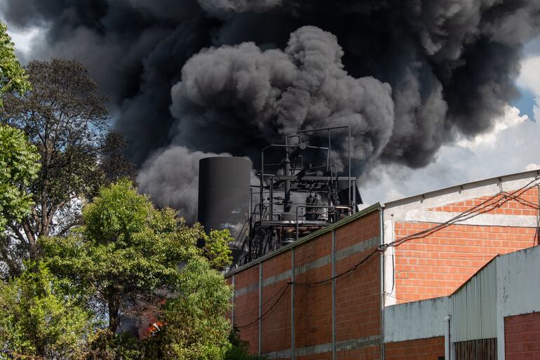 Incendio de fábrica de resina en Cambyretá