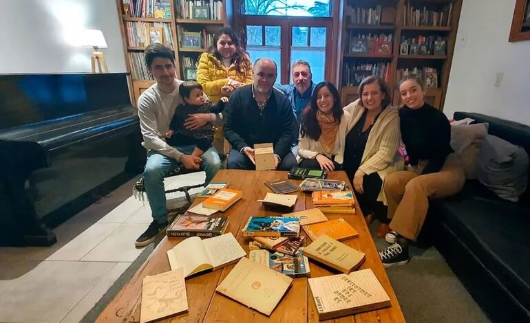 Celina Brittez (centro) y su familia con el agregado cultural de la Embajada de Paraguay en Argentina, durante la entrega de los libros de Augusto Roa Bastos.