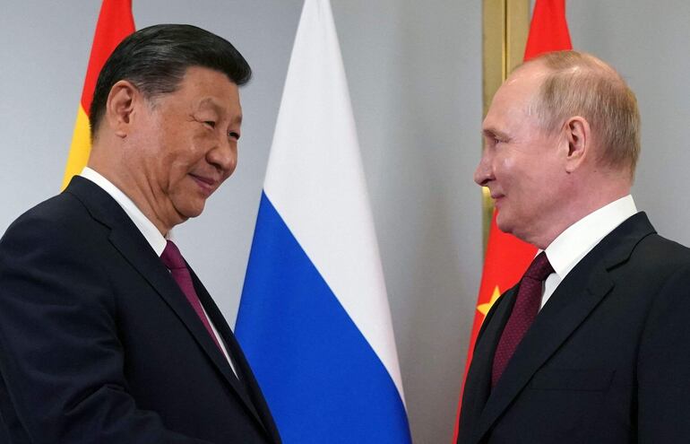 Imagen cedida por la agencia rusa Sputnik en la que se observa al presidente ruso Vladimir Putin y al mandatario chino, Xi Jinping.