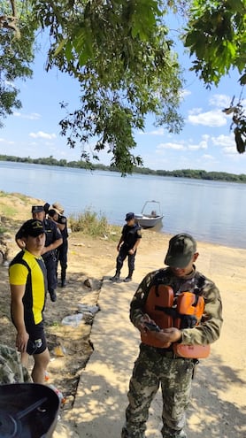 Efectivos de la Prefectura Naval realizaron el levantamiento del cadáver.