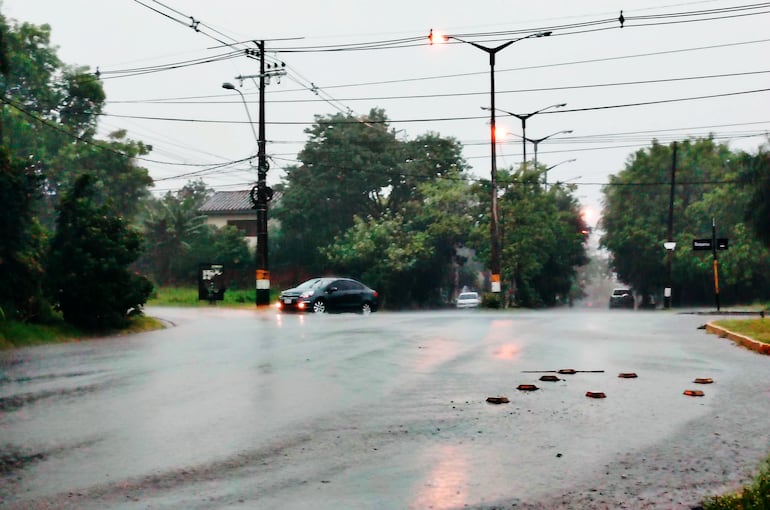 Intensas lluvias persisten en el departamento de Itapúa.