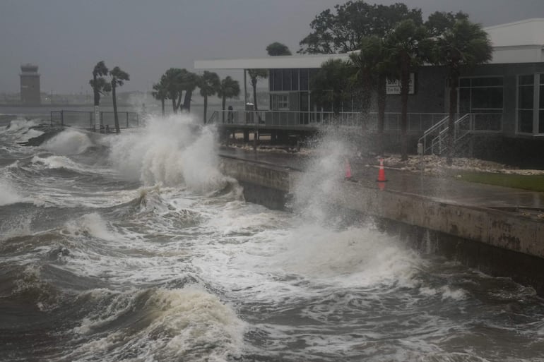 Las olas rompen a lo largo del muelle de St. Pete en San Petersburgo, Florida, mientras se espera que el huracán Milton toque tierra esta noche.