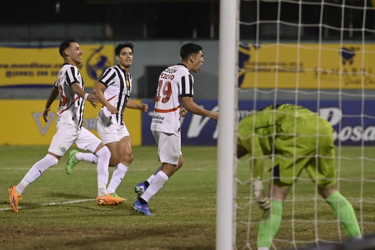 Rubén Lezcano (19), futbolista de Libertad, celebra un gol en el partido frente a Sportivo Luqueño por la octava fecha del torneo Clausura 2024 del fútbol paraguayo en el estadio Feliciano Cáceres, en Luque, Paraguay.