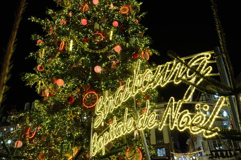 Mercadillo navideño de Princes Street en Edimburgo (Escocia). Foto de AndrewMcKenna/Shutterstock, facilitada por Journalistic.org.
