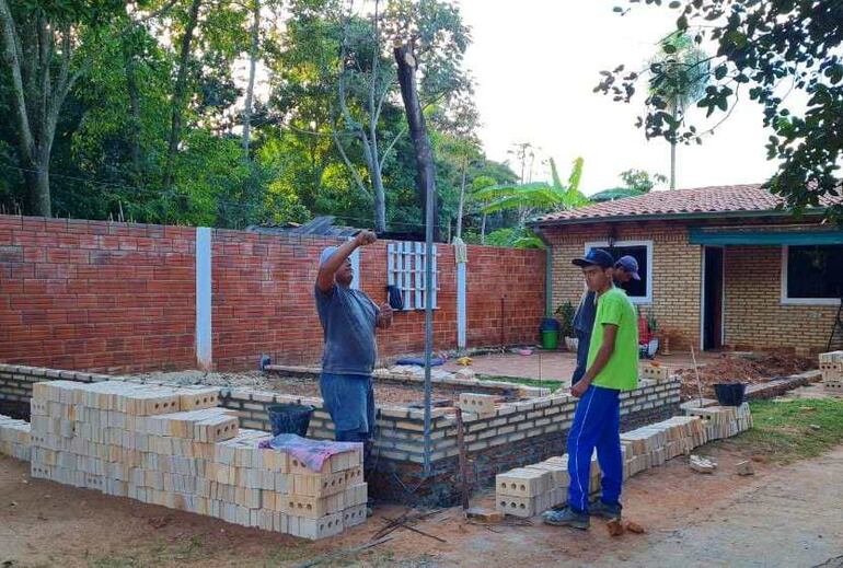 Trabajadores albañiles en la construcción de una vivienda.