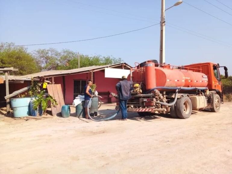 Las lluvias no llegan al Alto Paraguay y el acarreo de agua alivia el drama de las familias.