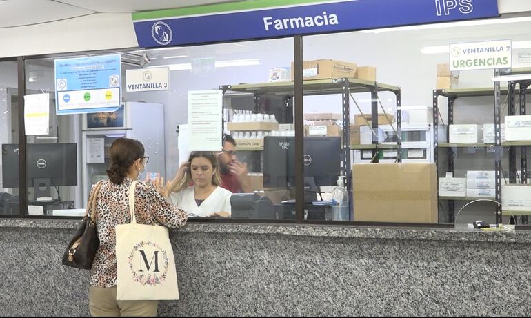 Asegurada del IPS busca medicamentos en la farmacia de la Clínica Boquerón.