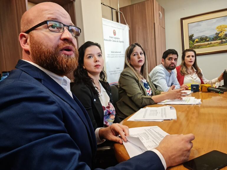 Jorge Galeano Grassi, Tania Bettoni, Soledad Blanco,  Raúl Benítez presentaron la denuncia ante la diputada Kattya González.