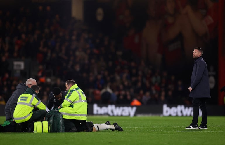 Tom Lockyer, jugador del Luton, es atendido por la asistencia médica en el estadio del Bournemouth después de sufrir un desvanecimiento en pleno partido de la Premier League.