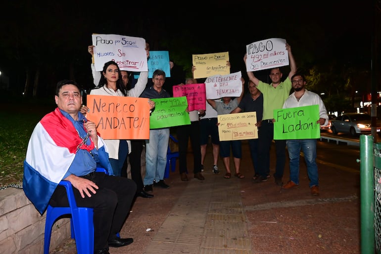 Ciudadanos autoconvocados acompañan al senador Salyn Buzarquis en la protesta frente a la Municipalidad de Asunción.