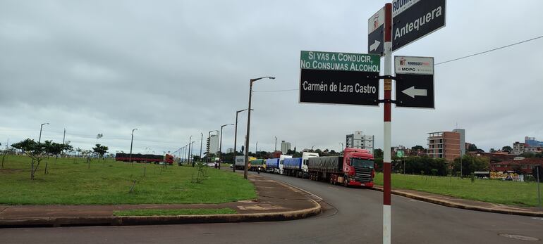 Los camiones de gran porte se acumulan a lo largo de la Avenida Irrazábal.