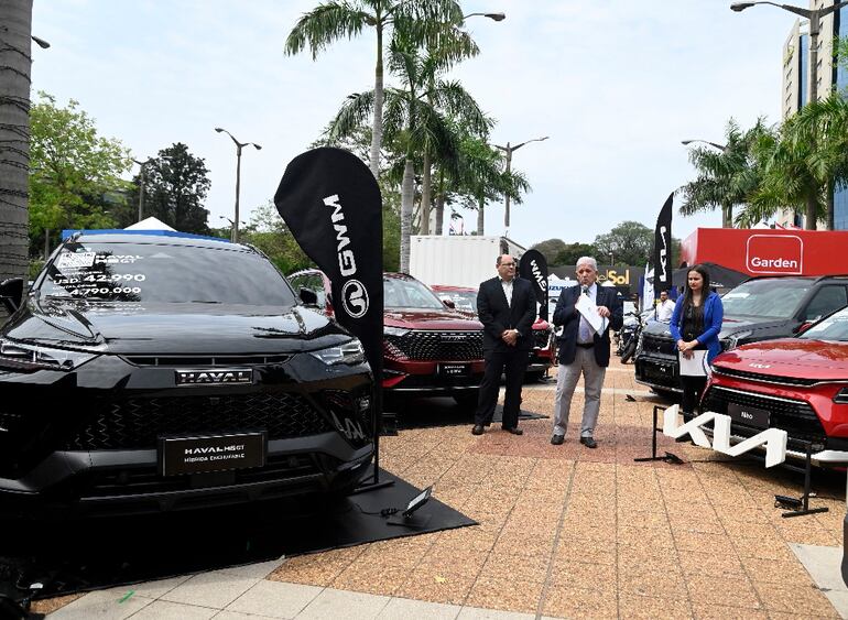 El vicepresidente de CADAM, Víctor Servín (centro), durante la inauguración del test drive de vehículos híbridos y eléctricos.