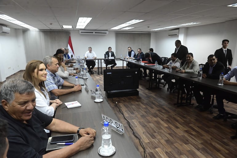 La reunión entre los dirigentes de gremios docentes y el ministro de Educación, Luis Fernando Ramírez, ayer, en el MEC.