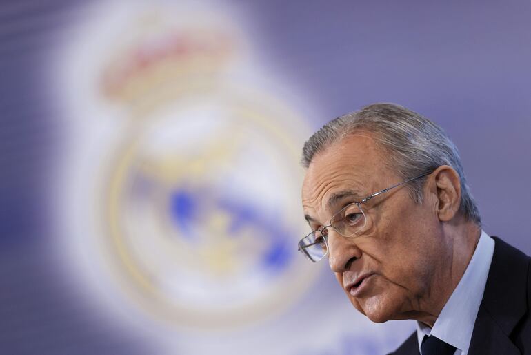 El español Florentino Pérez, presidente del Real Madrid, interviene en la presentación del XI Corazón Classic Match en el estadio Santiago Bernabéu, en Madrid.