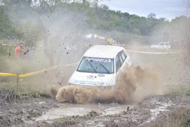 David Centurión y Víctor Genes, a bordo de la Mitsubishi Montero, ganaron en la TT4L.