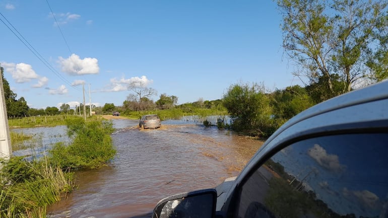 Varios caminos de Cerrito y Villalbín se encuentran cortados por la crecida del río Paraná, lo que imposibilita a los estudiantes llegar a las escuelas y colegios.